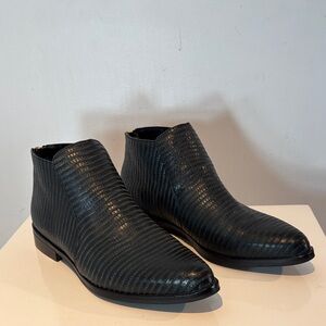 House of Harlow 1960 textures black leather ankle boots size 7.5-8
